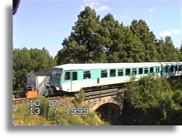 alte Brücke mit Regionalbahn